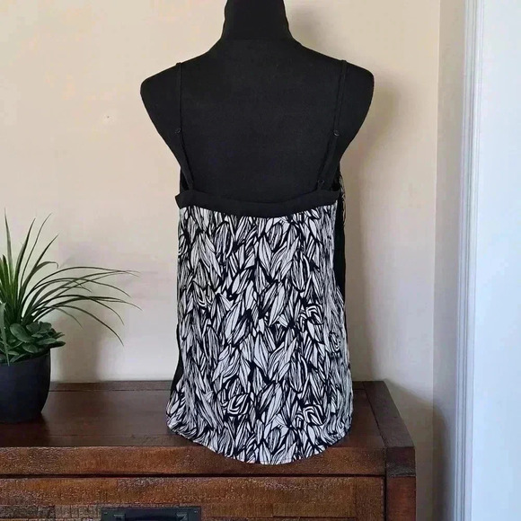 ❤️ Black and  White Dynamite Sleeveless Top - Picture 3 of 13
